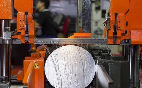 安州立式金属带锯床切削出现跑带故障解决方法！